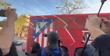 九游体育-科贝：马竞大巴前往诺坎普的路上遭石块攻击，两扇车窗被砸碎